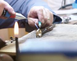 Gravotech - jeweller burning gold ring