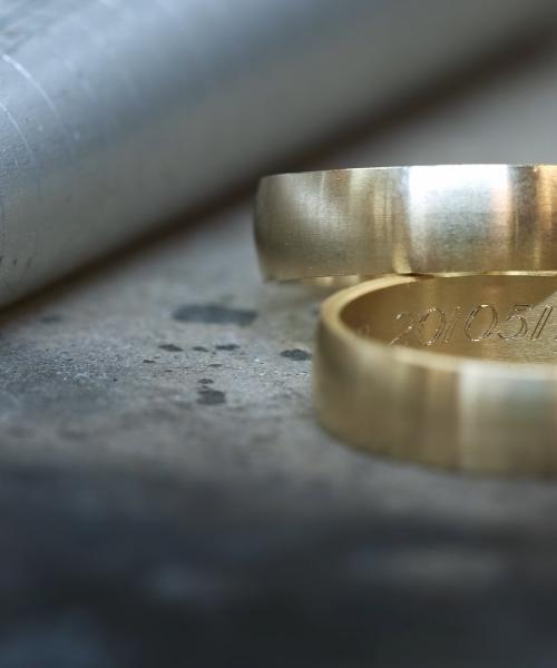 Wedding date engraved on alliances with a inside of ring engraving machine