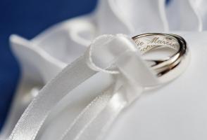 wedding rings with engraving inside